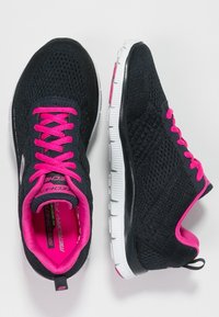 Czarne sportowe sneakersy z różowymi akcentami. Siateczkowa cholewka, wyściółka na ko łnierzu i sznurowadła. Gruba biała podeszwa z różowym detalem. Lekka konstrukcja.