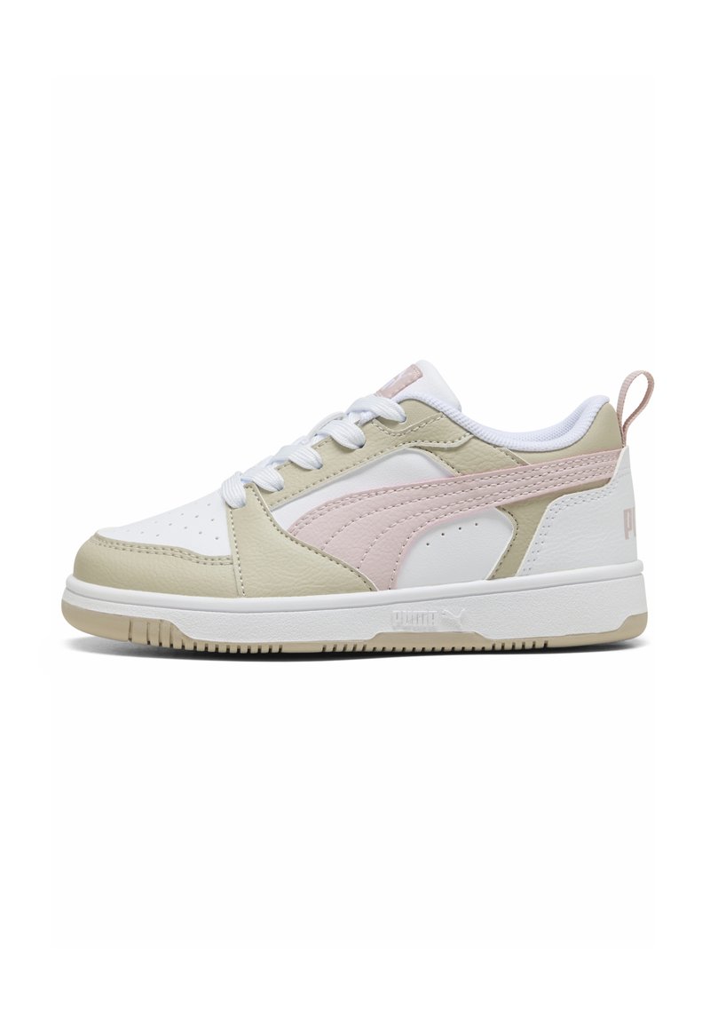 Sneaker bianco e beige con accenti rosa, dotata di tomaia in pelle testurizzata, suola imbottita e design con lacci e tab di estrazione.