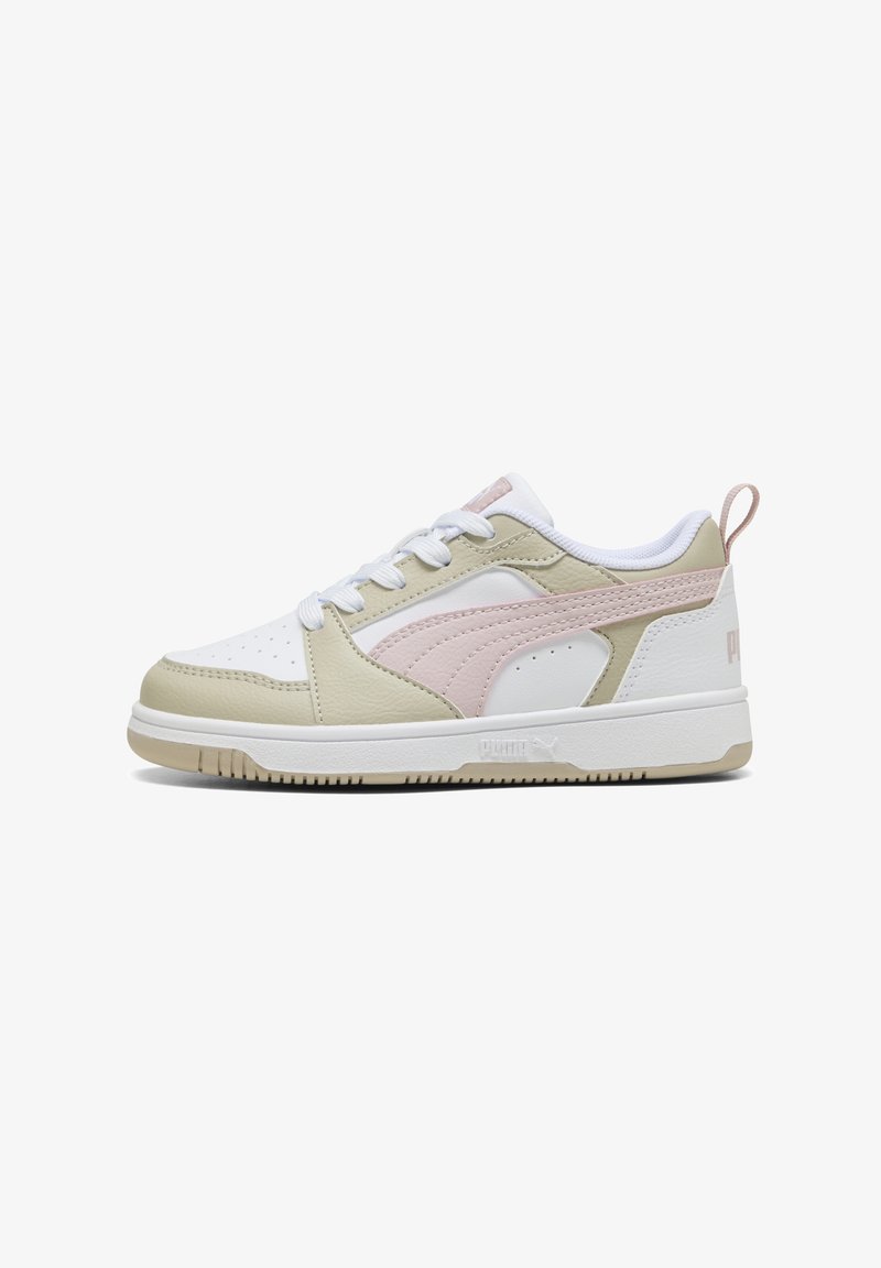 Sneaker bianco e beige con accenti rosa, dotata di tomaia in pelle testurizzata, suola imbottita e design con lacci e tab di estrazione.