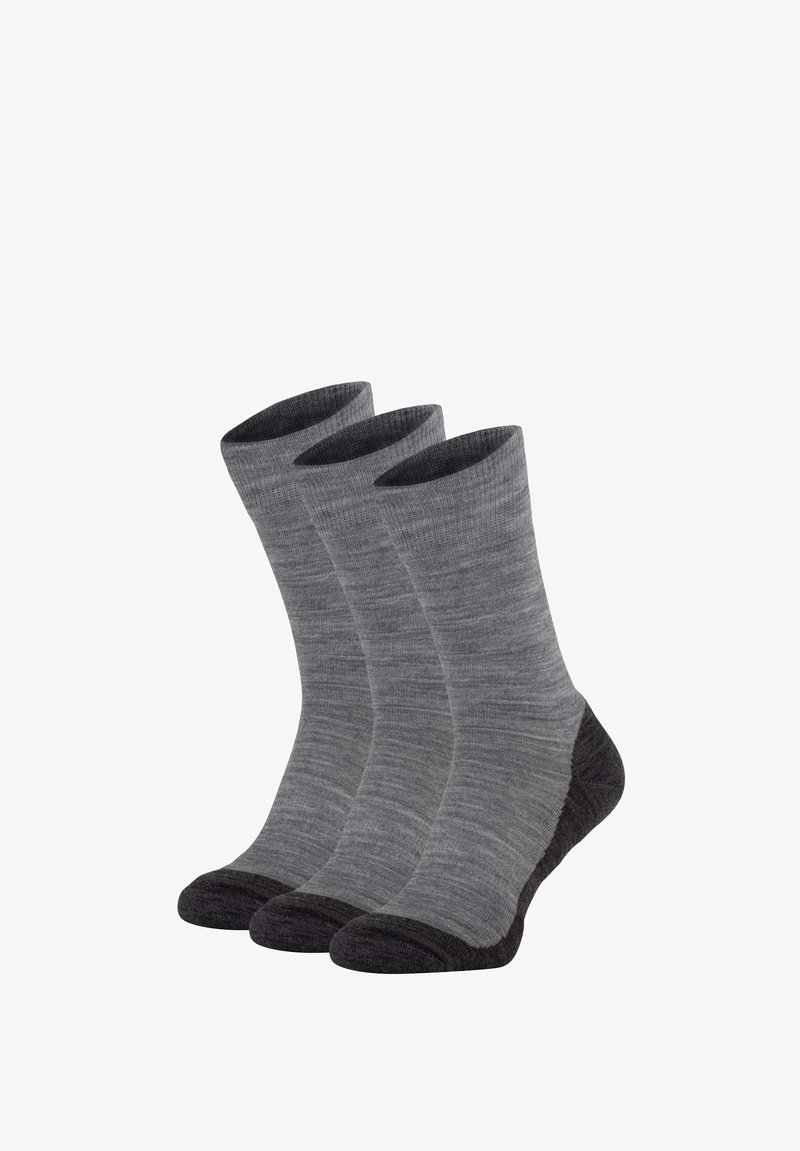 Drie paar donkergrijze sokken met een gemerceriseerde brei design, voorzien van donkere grijze accenten bij de tenen en hielen, met een middenkuitlengte.