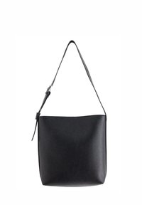 Sac à bandoulière en cuir noir, de forme plate et rectangulaire. Doté d'une seule sangle réglable et d'un design minimaliste sans matériel visible.