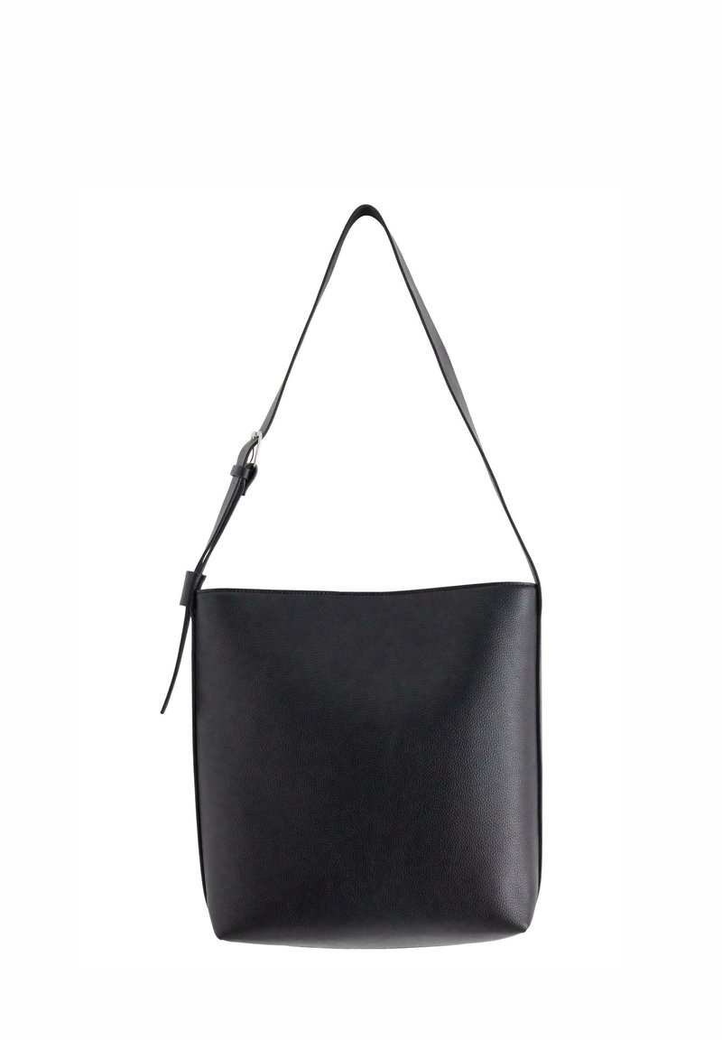 Sac à bandoulière en cuir noir, de forme plate et rectangulaire. Doté d'une seule sangle réglable et d'un design minimaliste sans matériel visible.