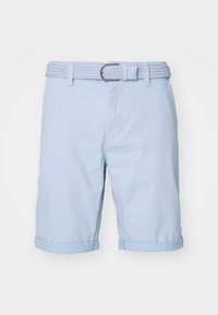 Shorts bleu clair en tissu mélangé coton. Comprend une ceinture tissée blanche avec une boucle en métal argenté, des ourlets retrouss és et des poches latérales.