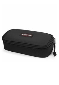 Estuche de lápices rectangular negro, hecho de un tejido duradero, con cierre de cremallera y un pequeño detalle de bucle, que muestra un logo visible de Eastpak.