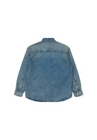Camicia di denim azzurro chiaro con maniche lunghe, polsini a bottone e colletto classico; presenta una texture sbiadita e un dettaglio della cucitura del giromanica sul retro.