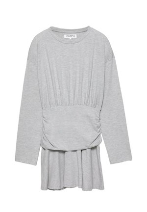 Világosszürke, hosszú ujjú ruha, összegyűrt derékrésszel és laza, bő szoknyarészzel a derék alatt.