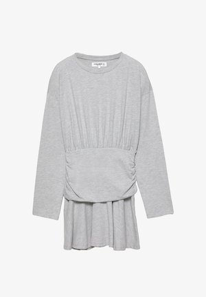 Abito grigio chiaro a maniche lunghe con dettaglio di vita arricciata e una gonna ampia e fluente sotto la vita.