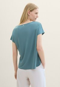 TOM TAILOR MIX CREW NECK - Tričko s potlačou - sea pine green