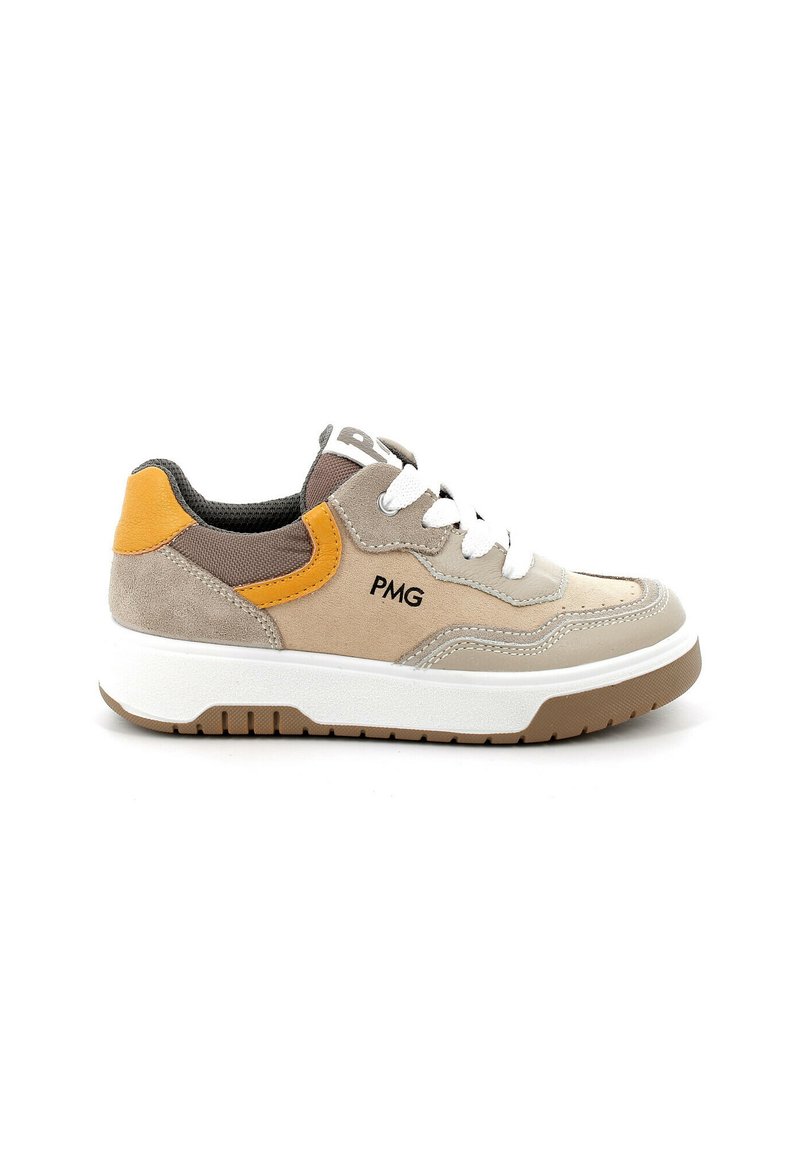 Sneaker beige e grigia con accenti arancioni, dotata di tomaia in suede e sintetico, lacci bianchi e suola in gomma. Logo del marchio sul lato.