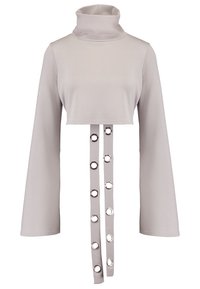 Grå croppad topp med hög krage och långa ärmar, prydd med vertikala remmar med cirkulära metallaccenter. Slät tygtextur.
