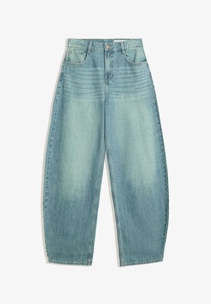 Svijetloplavi traperice širokih nogavica, izrađene od denima s izbrisanom teksturom, s prednjim džepovima, kopčanjem na gumb i ravnim završetkom na rubu.