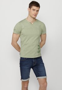 Koroshi SHORT SLEEVE - Apdrukāts T-krekls - kaki   khaki