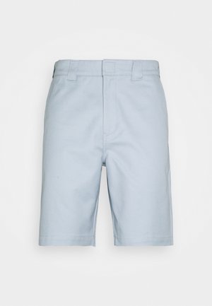 Shorts bleu clair ajustés avec passants pour ceinture, fermeture éclair à l'avant et ourlets droits, présentés sur un fond blanc.
