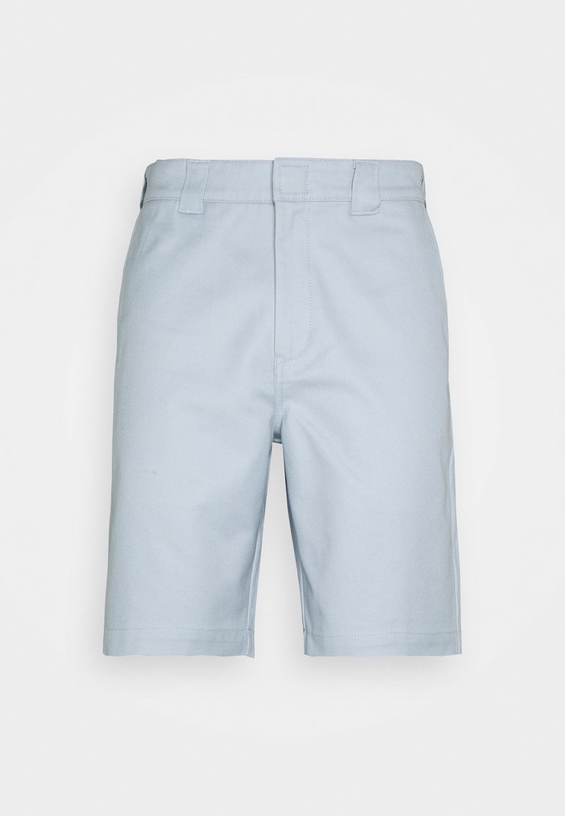 Shorts bleu clair ajustés avec passants pour ceinture, fermeture éclair à l'avant et ourlets droits, présentés sur un fond blanc.