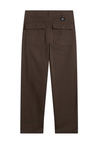 Pantaloni in cotone marrone con due tasche posteriori, design a gamba dritta e una piccola etichetta vicino alla vita. Texture opaca, senza motivi visibili.