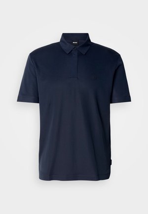Pólo azul marinho feito de tecido suave, com gola, mangas curtas e bordado discreto do logótipo no peito.