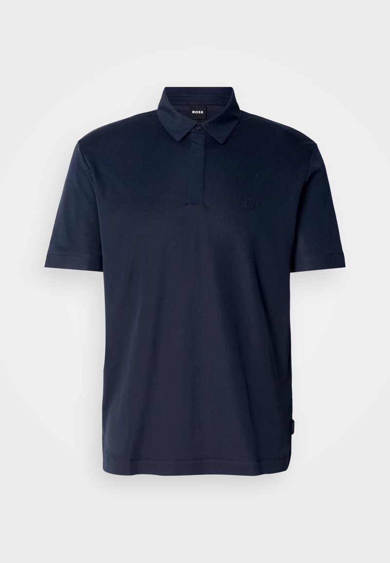 Polo-shirt bleu marine en tissu lisse, avec un col, des manches courtes et un logo brodé discret sur la poitrine.