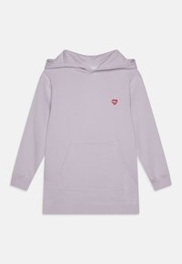 Ljubičasti hoodie s prednjim džepom, dugim rukavima i kapuljačom s vezicom. Sadrži mali crveni logo srca na prsima. Mekana tekstura tkanine.