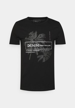 Schwarzes T-Shirt mit kurzen Ärmeln und Rundhalsausschnitt mit grauem Palmenmotiv und weißem Text „DENIM TOM TAILOR“, „PALM SPRINGS“ und anderem kleinem Text.
