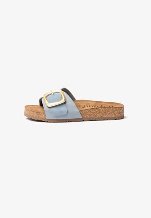 Lichtblauwe en grijze suède slippers met kurken zool, met een brede band en een grote gouden gespsluiting. Platte ontwerp, casual stijl.