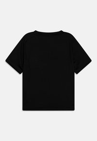 Camiseta negra de manga corta con cuello redondo, fabricada en un tejido suave y con un diseño sencillo. Sin patrones ni acentos visibles.