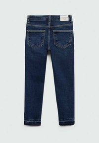 Jeans ajustados de color azul oscuro con una altura media, bolsillos traseros y detalle de dobladillo deshilachado. Fabricados con tela de mezclilla. Sin marcas visibles en la parte frontal.