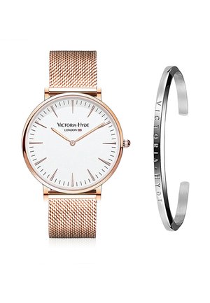 Reloj de malla en oro rosa con una esfera blanca, marcadores de horas mínimos y una pulsera negra con letras en relieve. Ambos artículos tienen un diseño elegante.