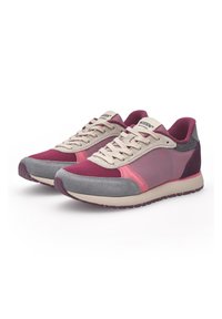 Sneakers con una combinazione di sfumature viola e rosa, suede grigio testurizzato, rete beige chiaro e una suola in gomma leggera.