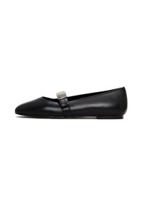Balerini din piele neagră, cu vârful ascuțit, dotate cu o curea și detaliu cu cataramă argintie pe instep. Textură netedă, design minimalist.