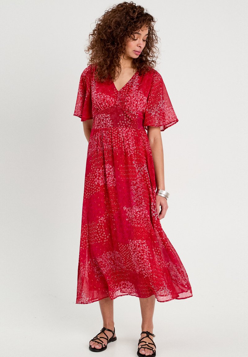Abito maxi rosso floreale con maniche a soffietto corte, scollatura a v e tessuto strutturato, caratterizzato da una silhouette fluente e un design a motivo.