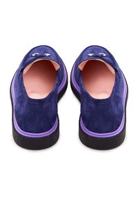 Violet mokkasiinit matalalla leikkauksella, jossa on laventelin värinen korostus pohjan ympärillä ja kuminen musta ulkopohja. Sisäosa on vaaleanpunainen.