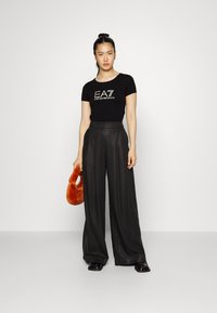 EA7 Emporio Armani Triko s potiskem - black/gold