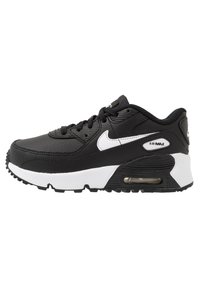 Sapatilha preta com detalhes brancos, superior sintético texturizado, colarinho acolchoado, unidade de ar visível na sola e fundo de tração de borracha.