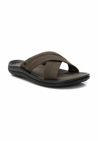 Sandal de cuero marrón tipo deslizante con correas entrelazadas, costuras naranjas en contraste y una plantilla acolchada sobre una suela de goma negra.