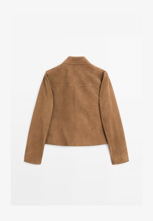 Veste en suède marron avec un design structuré, col plat et manches longues. Présente un dos épuré et minimaliste sans aucune garniture visible.