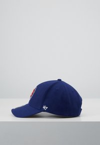 Marineblauer Baseballschlapphut, aus Stoffmaterial, mit gebogenem Schild, gesticktem Logo in Rot und Weiß, an der Seite befindet sich "247" in weißen Stichen.