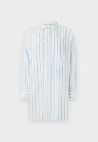 Baltā krekls ar ziliem vertikāliem svītrainēm, garām piedurknēm, pogu aizdari un divām krūšu kabatām. Izgatavots no viegla auduma.