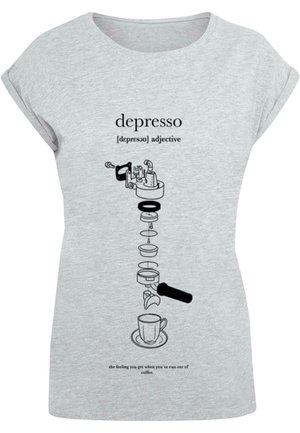 Grå t-skjorte med kort erm som har svart grafikk som illustrerer kaffebryggingsprosessen med teksten "depresso [depressə] adjektiv" over.