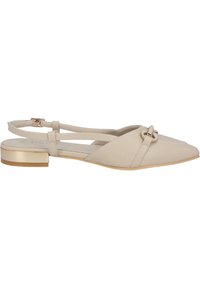 Ballerines beiges à talons ouverts avec un bout pointu, ornées d'un accent métallique, de fines brides et d'un petit talon carré. Texture en cuir lisse.