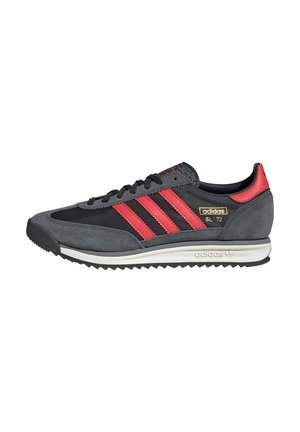 Grå og sort Adidas SL 72 sneaker med røde striber og hæltab, hvid sål og sorte snørebånd på hvid baggrund.