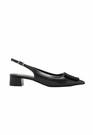 Chaussure slingback en cuir noir avec bout pointu, talon bloc bas et détail décoratif sur l'empeigne avant.