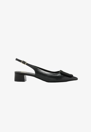 Mustast nahast slingback kingad terava varbakontsa, madala plokkseseljaga ja dekoratiivse detailiga ees ülaosas.