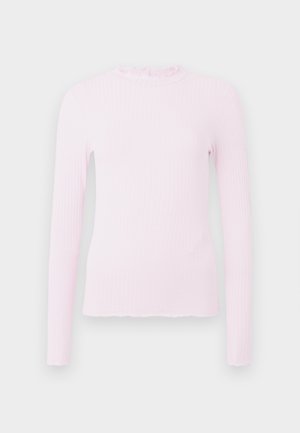 Rosa långärmad topp i ribbad struktur, med en volangkrage och en figurnära design med fransad fålldetalj.