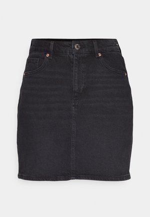 Sort denim nederdel med lige snit, enkelt knaplukning, bæltestropper og frontlommer. Har subtil vask og hardware i kobberfarve.