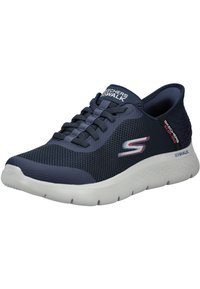 Zapatilla de malla en color marino con suela blanca, con acentos grises, puntera redonda, diseño con cordones y un talón texturizado. Marca en la lengüeta y en el costado.