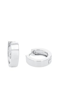 Ett par polerade silverörhängen i form av hoopyringar med plana ytor, en stängd och en öppen som visar låsmekanismen.