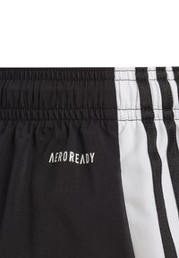 Schwarze Sportshorts mit einem weißen Streifen, ausgestattet mit einem elastischen Bund und einem strukturierten AeroReady-Logo an der Seite. Glatte Stoffoberfläche.
