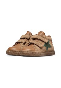 Scarpe scamosciate tan con dettagli in pelle marrone, decorazione a stella verde e due cinturini in Velcro. Punta rotonda e testurizzata, con suola in gomma.