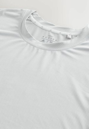 Hellgraues Sport-T-Shirt aus strukturiertem Stoff, mit rundem Ausschnitt und subtilen dreieckigen Akzenten am Kragen.