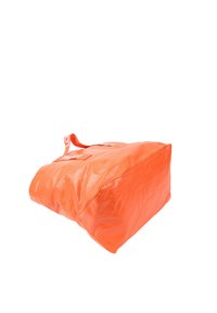 Grand sac cabas orange vif avec poignées courtes, fabriqué en matériau brillant et froissé, présenté sur fond blanc.